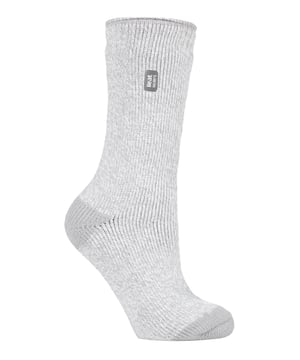 Mantén los pies calientes, protegidos y apoyados dentro y fuera de casa con un par de calcetines térmicos Heat Holders. Los calcetines retorcidos ofrecen una sensación de calor extra como los calcetines térmicos Heat Holders originales, pero con estilos divertidos y coloridos. Características principales Heat Holders Tog Rating - Con un enorme tog rating de 2,34 son los calcetines térmicos más cálidos para ti - ¡7 veces más cálidos que un calcetín de algodón normal (0,33 tog)! Heat Holders Yarn - El hilo térmico especialmente desarrollado por Heat Holders proporciona un aislamiento de alto rendimiento contra el frío con una capacidad superior de transpiración de la humedad. Heat Holders Loops - La innovadora tecnología de tejido de punto produce nuestro exclusivo pelo acolchado con bucles extra largos para retener más aire caliente, aumentando el índice TOG. Heat Holders Brushing - Por último, nuestro proceso de cepillado experto maximiza la cantidad de aire caliente que se mantiene dentro de cada calcetín para un calor total y comodidad durante todo el día. Estos calcetines están fabricados con un 91% de acrílico, un 5% de nailon, un 3% de poliéster y un 1% de elastano, están disponibles en las tallas de mujer 4-8 UK y se presentan en 18 estilos que incluyen colores como rosa, morado, coral, azul cielo, carbón, crema, marrón, frambuesa y muchos más. Se pueden lavar a máquina.