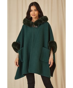 This cosy cape is perfect for the new season and the cooler weather incoming. In a design that will be super easy to wear with your casual everyday style, The lovely soft fit looks perfect with denim and a roll neck jumper. With a luxury faux fur trim at the collar and cuffs and fully lined in the same.