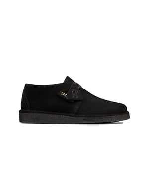 Clarks Originals Desert Trek Freizeitschuh Schwarzes Wildleder
Der Desert Trek mit seiner charakteristischen Naht am Schaft und der klassischen Kreppsohle ist seit den 1970er Jahren eine Ikone. Dieser Schuh verfügt über Clarks klassische glatte Wildleder für und die subtile Trek-Logo.

Inklusive zusätzlicher Schnürsenkel
Komplett mit 2 Clarks Originals Anhängern
Clarks Originals Metallic-Folien-Prägung auf der Decksohle
Geprägtes Trek-Männchen an der Ferse
Glatte natürliche Kreppsohle
Stil 26166211