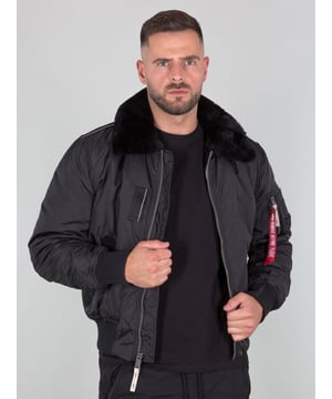 Moderne Bomberjacke mit abnehmbarem Pelzkapuze, gepolstertem Futter und Flugnylon-Außenmaterial. Kontrastnähte; Kragen aus Schafsleder; RBF-Tag; Druck auf dem Ärmel; Bedruckte Manschette. Produktnummer: 143104-03 SCHWARZ