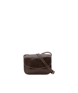 Bolso bandolera para mujer. El cierre es con imán. Los bolsillos internos son uno con cremallera. Los bolsillos externos son uno en la espalda con cremallera. La bandolera es ajustable en piel. Falta el mango. Hay tres compartimentos internos. El material exterior es auténtica piel de vacuno. Internamente está forrado en algodón. Medidas: 22x16x9,5 cm. Hecho en Italia