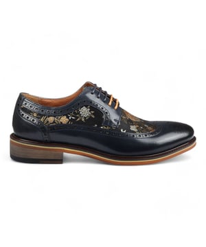 Agrega un toque único a tu vestimenta formal con los Zapatos Brogue de Cuero Floral para Hombre Ross. Elaborados con 100% cuero de alta calidad, estos brogues combinan estilo, durabilidad y comodidad. Con detalles clásicos de brogue y patrones decorativos, aportan elegancia y sofisticación a cualquier look.

Impresión Floral Única para una declaración audaz y estilizada  
Cuero Premium para durabilidad y lujo  
Detalles Clásicos de Brogue para un atractivo atemporal  
Diseño de Cordones para un ajuste ajustable