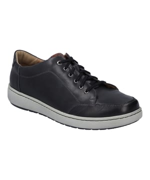 Mit dem David 03 präsentiert JOSEF SEIBEL einen Sneaker in schwarz-kombi, der Herrenfüße in hochwertiges Nappa-Rindsleder hüllt. Dieses Modell kombiniert modernen Komfort mit der Perfektion in Passform und Funktion, dank der Bequemschuhweite H, ideal für den breiteren Fuß. Die herausnehmbare Lederinnensohle ermöglicht die Verwendung eigener orthopädischer Einlagen. Gefertigt in der bewährten Strobel-Machart, verspricht dieser Schuh eine langlebige Verbindung von Schaft und Außen-Zwischensohlenkombination, gestärkt durch EVA/TPU in der Sohle für Flexibilität und Rutschfestigkeit. Ob für Freizeitaktivitäten im Freien oder als Teil deiner Streetwear-Garderobe, der David 03 ist ein zuverlässiger Begleiter durch Frühling und Herbst. JOSEF SEIBEL setzt auf nachhaltige Slow Fashion, fernab von Fast Fashion, um Qualität und bewussten Konsum zu fördern.