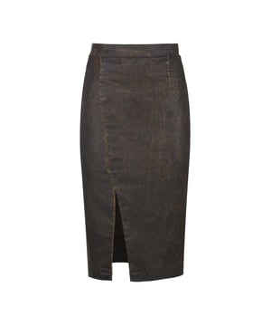 Dieser stylische dunkelbraune Midirock, gefertigt aus einem jeansähnlichen Gabardine-Stoff mit gewaschenem Effekt, bietet eine einzigartige Textur, die im Laufe der Zeit an Charakter gewinnt. Mit einem verdeckten Reißverschluss auf der Rückseite und einem Schlitz vorn kombiniert er einen robusten Look mit femininer Raffinesse. Der vollständig gefütterte Rock sorgt für Komfort und Struktur und ist eine vielseitige Ergänzung für Ihre Garderobe. Perfekt, um jedem Outfit eine markante Note zu verleihen, endet dieser Rock knapp unterhalb des Knies.