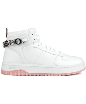 Salga con estilo atrevido con el HUGO Kilian Hito. Estas zapatillas altas de cuero blanco brillante son la fusión perfecta de moda y funcionalidad. La parte superior de cuero de primera calidad con el grueso. La mejora de la cadena plateada brinda una apariencia pulida con un ambiente vanguardista de estilo urbano. mientras que la suela de goma duradera y la plantilla acolchada garantizan comodidad durante todo el día mientras te pavoneas.
