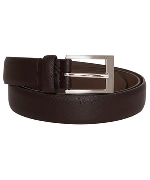 This classic belt is made from faux leather, complete your outfit with this stylish staple.