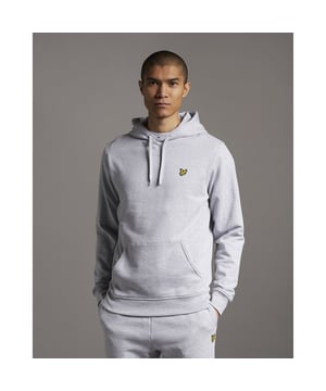 Geen garderobe is compleet zonder een Lyle & Scott Pullover Hoodie. De definitie van een nieuwe klassieker, de Pullover Hoodie geeft een geheel nieuwe betekenis aan 'essentials'. Gemaakt van 100% katoen, dit is de ultieme veelzijdigheid - combineer het met bijna alles of maak het het middelpunt van je smart-casual looks. Compleet met capuchon met trekkoord, geribbelde manchetten en zoom voor getailleerde pasvorm en kenmerkende Golden Eagle. 
 
 Pasvorm: Normaal
 Het is gemaakt om niet te strak of te losjes om het lichaam te passen, waardoor je een klassieke, tijdloos stijlvolle look krijgt. We raden je aan je gebruikelijke maat te bestellen, maar als je tussen twee maten zit, neem dan een maat groter.