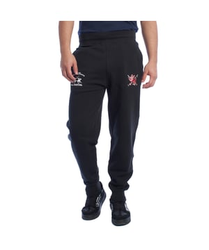 Pantalón de chándal para hombre de La Martina.

Estilo y elegancia se combinan en este pantalón deportivo de La Martina, diseñado para los hombres que buscan comodidad sin renunciar a un diseño exclusivo. 

Detalles:

- Fabricado en algodón de alta calidad, suave y transpirable, para garantizar comodidad durante todo el día.
- Cintura elástica que asegura un ajuste cómodo y seguro en cualquier actividad.
- Bordados exclusivos de La Martina en ambos lados del pantalón, destacando el logotipo y un león rojo icónico que aportan un detalle único y sofisticado.
- Bolsillos laterales amplios y funcionales, ideales para guardar pequeños objetos de manera práctica.
- Bolsillo trasero de ribete con bordado decorativo, combinando funcionalidad y estilo elegante.
- Corte relajado con puños en los tobillos.

Este pantalón deportivo hombre de La Martina es la elección ideal para quienes buscan una prenda que combine confort, diseño exclusivo y detalles únicos como sus bordados distintivos. Perfecto para lucir con estilo en el día a día.
 Composición: 100% Algodón
 Cuidados:
- Lavar máximo a 30°C en ciclo suave.
- No usar lejía ni blanqueadores.
- No secar en secadora.
- Planchar a baja temperatura si es necesario, evitando los bordados.