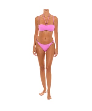 Bandeau bikini 56638 vrouw.

 Het heeft een strapless ontwerp met verstelbare en afneembare bandjes.
 De optie om de bandjes te verwijderen zorgt voor veelzijdigheid in look en comfort.
 Het heeft een randloze cup voor een natuurlijker, zachter en comfortabeler effect bij de buste.
 Het heeft een haaksluiting op de rug voor gemakkelijk aan- en uitkleden.

 Het bikinibroekje heeft een klassieke snit, die flatterend is voor verschillende lichaamstypes.
 Volledig gevoerd.
 Deze klassieke zwemslip is een veelzijdige en praktische optie voor op het strand en bij het zwembad.

 Het merk Marie Claire staat bekend om haar modieuze ontwerpen en trends op het gebied van badmode.
 Deze Marie Claire bikini is een aantrekkelijke en veelzijdige optie om te dragen op het strand, bij het zwembad of bij andere wateractiviteiten.
 Het elegante en vrouwelijke ontwerp maakt het een geschikt kledingstuk voor zowel een dag op het strand als voor meer formele evenementen of situaties.
 Samenstelling: 78% polyamide, 22% elastaan
 Onderhoud:
Wassen op maximaal 30º.
 Gebruik geen droger.
 Geen bleekmiddel gebruiken.
 Niet strijken.
 Niet chemisch reinigen.