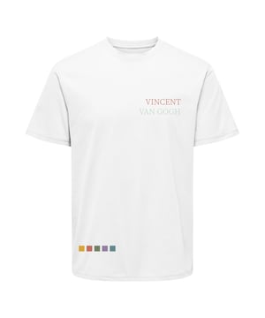 Dieses Kurzarm-T-Shirt kombiniert Kunst und Komfort in einem lässigen Design. Die lockere Passform, der Rundhalsausschnitt mit Rippbündchen und der abgerundete Saum sorgen für ein angenehmes Tragegefühl. Die weit überschnittenen Schultern unterstreichen den entspannten Look. Ein kleiner Frontprint und ein großer Backprint zeigen stilvolle Elemente des berühmten Malers Van Gogh, was dem Shirt eine besondere künstlerische Note verleiht. Das gewebte Label fügt ein dezentes Detail hinzu. Durch das weiche Material bietet das Shirt hohen Tragekomfort und ist perfekt für Freizeit und Kunstliebhaber geeignet.