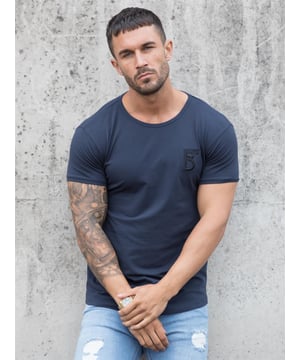 Bound By Honour Designer Herren Sportliches Slim Fit T-Shirt. Ideal für Gym Wear. Long Drop mit gebogenem Saum und Rundhalsausschnitt mit kurzen Ärmeln und gesticktem Logo auf der Vorderseite