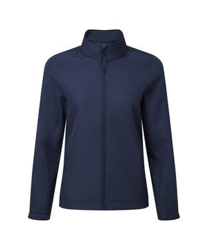 Materiaal: 100% gerecycleerd polyester. Voering: gebonden fleece. 280gsm. Ontwerp: Eenvoudig. 2-lagige, onderhoudsvriendelijke, gestikte panelen. Stoftechnologie: douchebestendig, waterbestendig, windbestendig. Halslijn: Kadetkraag. Manchet: haak en lus, scheurvrij.. Mouwtype: Met lange mouwen. Zakken: 2 Opgezette zakken, 2 Zijzakken, Rits. Bevestiging: Volledige ritssluiting. Zoom: Gebogen, Trekkoord, Elastisch. Duurzaamheid: Amfori, GRS gecertificeerd.