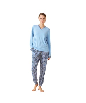 Langarm-Pyjamas und lange Hosen J und J Brothers.
 Farbe Blue-print
 Schlichtes T-Shirt mit V-Ausschnitt.
 Weiche Textur.
 Lange bedruckte Hose mit elastischem Bund, der mit einem Kordelzug verstellbar ist.
 Vorne offene Taschen.
 Nähte im Ton gesehen.

 Zusammensetzung: T-shirt: 95% Modal, 5% Elastan; Hose: 95% Modal, 5% Elastan.

 -Waschen bei maximaler Temperatur. 30º.
 -Keine Bleiche verwenden.
 -Bügeln bei maximaler Temperatur. 110º.
 -Unterstützt keine chemische Reinigung.
 -Erlaubt nicht die Verwendung eines Trockners.
 Zusammensetzung: T-shirt: 95% Modal, 5% Elastan; Hose: 95% Modal, 5% Elastan.
 Pflege:
-Wäsche bei maximaler Temperatur. 30º.
 -Keine Bleiche verwenden.
 -Bügeln bei maximaler Temperatur. 110º.
 -Unterstützt keine chemische Reinigung.
 -Erlaubt nicht die Verwendung eines Trockners.