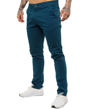 Disfruta del máximo confort y estilo con nuestros Pantalones Chinos de Ajuste Ceñido para Hombre de ENZO. Con una elegante abertura de cremallera, dos bolsillos delanteros, dos bolsillos traseros con ribete y el logotipo característico de la marca en la parte posterior de la cintura.
