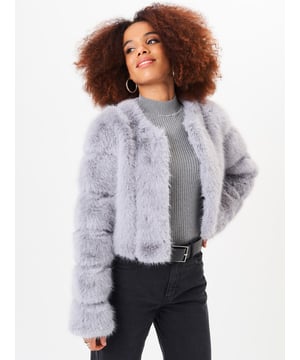 Verleihen Sie Ihrer Garderobe mit unserer eleganten Panel Faux Fur Crop Jacket einen Hauch von Stil. Mit einem luxuriösen Kunstpelz Kragen und kantigen schwarzen Panel Detaillierung, ist diese Jacke sowohl trendy und vielseitig. Bleiben Sie warm und modisch mit diesem Must-Have-Modestück.Maße - ca. Länge - 45cm