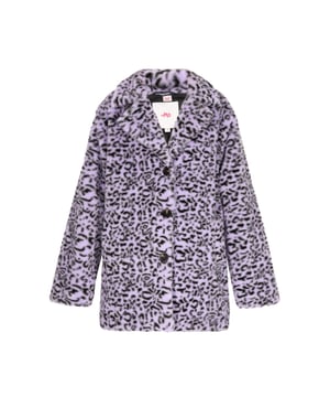 Deze bontjas straalt wilde elegantie uit met zijn op luipaarden geïnspireerde patroon. De ingekerfde kraag en het rechte ontwerp geven het een verfijnde uitstraling, terwijl de bonttextuur warmte belooft bij kouder weer. Dit outwear-stuk heeft lange mouwen, praktische zakken, een knoopsluiting en is gevoerd voor comfort. Val op met deze modieuze bontjas.  Jas