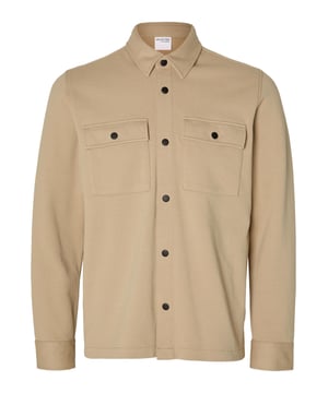 Die Hemdjacke von Selected Homme ist ein unverzichtbares Basic für Herren, ideal für die Übergangszeit. Sie zeichnet sich durch einen klassischen Hemdkragen und eine durchgehende Knopfleiste aus Druckknöpfen aus. Die langen Ärmel enden in praktischen Manschetten mit Druckknopf. Zwei aufgesetzte Brusttaschen bieten zusätzlichen Stauraum und verleihen der Jacke einen funktionalen Charme. Gefertigt aus hochwertigen Materialien, bietet sie einen hohen Tragekomfort und ist im klassischen Hemd-Style gehalten. Diese Hemdjacke ist eine stilvolle und praktische Ergänzung für jede Garderobe.