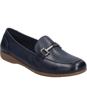 Nuestra bailarina está confeccionada en flexible piel de napa. La práctica plantilla elástica facilita el calzado. Gracias al diseño AGO, esta bailarina es ligera pero robusta. Con un ancho de zapato normal G, la bailarina Fenja 26 ofrece una cómoda anchura en la parte anterior del pie. Especialmente en su tiempo libre: ¡siga su propio camino con nuestra clásica compañera!