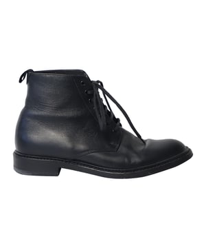 VINTAGE, RRP WIE NEU  
Erstellen Sie einen hochmodischen Look mit diesen beeindruckenden Schnürboots von Saint Laurent. Hergestellt aus schwarzem Leder und im knöchellangen Design, sind diese Boots stilvoll und aktuell. Sie verfügen über eine Schnürung an der Vorderseite und robuste Sohlen. Diese Boots sind einfach fantastisch und Sie sollten sie sich auf jeden Fall sofort holen.

Saint Laurent Army Schnürboots aus schwarzem Leder  
Zustand: sehr gut  
Material: Leder  
Größe: 35.5  
Abnutzungsspuren: abgeriebene Sohlen, eingeknickte Obermaterialien  
SKU: 215830