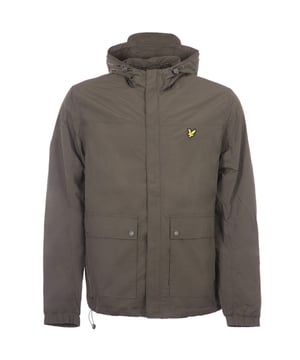 Stijl, kwaliteit en typisch Brits, Lyle & Scott hebben meer dan 100 jaar technische expertise in hun producten verwerkt. Traditionele kledingstukken hebben een eigentijdse esthetiek gekregen, maar vergeet dat iconische Golden Eagle-logo niet, je herkent meteen dat je een gerenommeerd merk draagt. Dit is zeker het geval met dit jack met capuchon. Waterbestendig, nylonmixconstructie, fleecevoering, elastische manchetten, dubbele opgestikte zakken en steekzakken, verstelbare capuchon en taille met elastisch trekkoord, verborgen volledige ritssluiting met drukknoopflap, Lyle & Scott-branding. Stijl en pasvorm Normale pasvorm, valt normaal qua maat. Samenstelling en onderhoudBuitenkant: 100% nylon. Voering: 100% polyester. Machinewas.