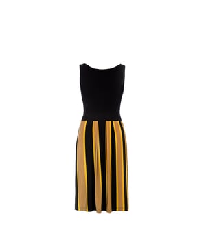 Ärmelloses Sommerkleid. Rundhalsausschnitt auf der Vorderseite mit einem tiefen V auf der Rückseite. Das Oberteil ist aus schwarzem Doppel-Stretch-Jersey aus Tencel-Elastan. Der gestreifte Rock ist aus Stretch-Jersey aus Rayon-Elastan. Der Bund ist aus doppeltem schwarzem Stretch-Stoff. Falten unterhalb der Taille. A-Linien-Silhouette. Länge für Größe 36: 98cm