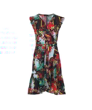 Tauchen Sie ein in eine Welt voller Farben mit unserem Tropical Tapestry Viskosekleid, einem Statement-Stück, das die Freude des Frühlings in Ihren Kleiderschrank bringt. Dieses bezaubernde Kleid ist aus 100% Baumwollvoile gefertigt und sorgt mit jedem Schritt für ein leichtes und luftiges Gefühl. Der auffällige Aquarellblumen-Print tanzt über den Stoff und kreiert einen künstlerischen und lebendigen Look. Das Kleid ist in einer schmeichelhaften Über-Knie-Länge geschnitten und verfügt über eine geraffte Taille mit einem zarten Rückenband für eine verstellbare Passform. Flatternde Kapärmel und ein sanfter Rüschenabschluss verleihen eine Prise Verspieltheit und Bewegung, perfekt für sonnige Tage oder einen lässigen Brunch. Umarmen Sie die Schönheit der Natur mit dieser exquisiten Baumwollkreation.