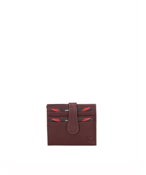 Cartera de hombre. El cierre es con botón de presión. Los bolsillos internos son tarjeteros y porta billetes. Los bolsillos exteriores son tarjeteros. Falta la correa para el hombro. Falta el mango. Hay un compartimento interno. El material exterior es 100% Piel Auténtica. Internamente está forrado en piel auténtica. Medidas: 9,5x8x1,5 cm. Producto de moda