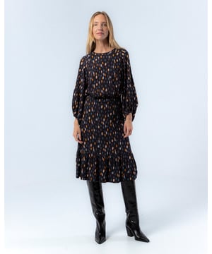 La falda de lunares Alejandra te envuelve en la calidez del otoño. Con su elegante estampado de lunares en tonos cálidos sobre fondo oscuro, esta prenda aporta un aire de sofisticación y dinamismo a tu estilo. Ideal para cualquier ocasión, añade un toque de distinción y elegancia a tu armario.
  
  
  
  Falda corta con volante. 
  
  Cintura elástica. 
  
  Cierre lateral con cremallera. 
  
  Tejido viscosa. 
  
  Estampado lunares.