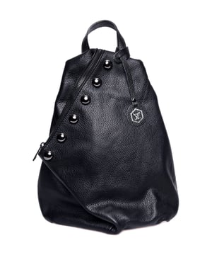 Mochila
100% piel de vaca
Asa superior única
Cierre de cremallera superior, se puede plegar con cierre de presión magnética
Bolsillo interior con cremallera
Bolsillo trasero con cremallera
Dos correas ajustables para los hombros
Dimensiones: 38x30x14 cm