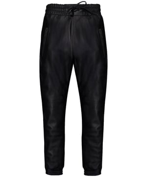 Dit is een stijlvolle variant op de geliefde joggingbroeken die sinds de jaren twintig als casual en comfortabel kledingstuk hebben gediend. Dit paar is gemaakt van eersteklas volnerf nappaleer, waardoor deze broek zacht aanvoelt en een gladde esthetiek heeft. Voor extra comfort hebben we een elastische tailleband met leren trekkoorden toegevoegd, zodat je de taille kunt aanpassen aan een pasvorm die bij je past, evenals ritsen bij de enkels voor extra ruimte als je die nodig hebt. Net als de originele joggingbroek is deze gemaakt voor gebruik tijdens het sporten, met zakken met ritssluiting voor veilige opslag tijdens het bewegen en een ademende, vochtafvoerende binnenvoering voor langdurig comfort. • Vervaardigd ultrazacht nappaleer • Gemaakt voor sporten, sporten en casual gebruik met ademende en vochtafvoerende voering • Voorzien van twee zakken met ritssluiting in de taille en twee zakken aan de achterkant • Elastische taille met leren trekkoorden en enkels met ritssluiting