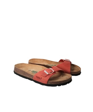 Entdecken Sie die perfekten Damen-Sandalen für den Sommer! Diese eleganten Sandalen vereinen Stil und Komfort mit einem leichten Design, das ideal für warme Tage ist. Der Spaltlederriemen sorgt für eine hochwertige Optik und langlebige Qualität, während die Dornenschließe eine individuelle Anpassung ermöglicht. Das Korkfußbett passt sich perfekt an die Form Ihres Fußes an und bietet ganztägigen Tragekomfort. Ob am Strand, in der Stadt oder bei einem gemütlichen Spaziergang - diese Sandalen sind der ideale Begleiter. Gönnen Sie sich einen Hauch von Luxus und lassen Sie Ihre Füße atmen. Perfekt kombinierbar mit Sommerkleidern, Shorts oder Jeans, verleihen diese Sandalen jedem Outfit das gewisse Etwas. Erleben Sie Komfort und Stil in einer Sandale!