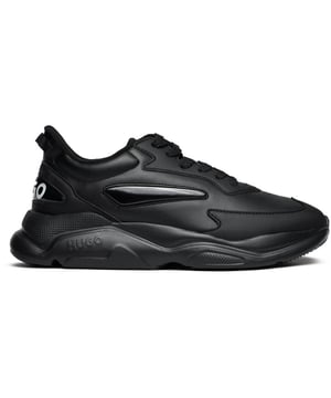 Estas zapatillas negras con cordones HUGO Leon Runn tienen una parte superior de mezcla de primera calidad, con capas superpuestas llamativas y la marca HUGO blanca en el talón. Estas zapatillas de running contemporáneas tienen detalles monocromáticos impecables, forro de nailon, plantilla acolchada, suela gruesa y cuello acolchado para una mayor comodidad. No importa si quieres hacer una declaración de moda de diseñador o presumir en el gimnasio, estas son tus zapatillas de running ideales.