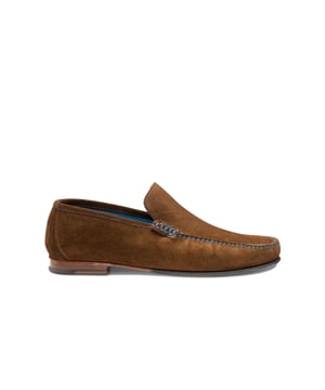 Loake Nicholson Suede Moccasin Shoes Dark Brown
These Nicholson Loafers have been crafted in Polo Suede to produce a classic Moccasin shoe. The dark brown suede features a contrasting blue top stitching and blue leather lining and a half rubber outsole.

Suede Uppers
Moccasin Shoe
Contrast top stitching
Leather Liningw
Rubber and Leather Outsole 
