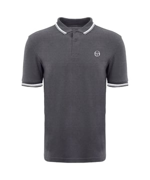 Wil je je "fashion edge" laten zien als de temperaturen dalen? Laat dat niet het geval zijn. Kijk dan eens naar deze polo van Sergio Tacchini. Geborduurd merk op de borst met een nauwsluitende ribboord aan de kraag en mouwen, een knoopsluiting met 2 knopen en een rechte splitzoom. Doorgestikt ribmotief op de rug. 100% katoen in een piqué polo met korte mouwen.