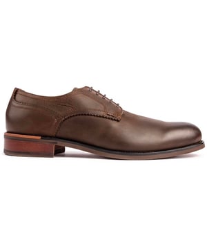 Estos zapatos marrones con cordones Sole Moore Derby para hombre están hechos para impresionar. Tienen una parte superior de cuero de primera calidad con un forro y un calcetín de cuero suave y la marca distintiva. Estos zapatos formales de diseñador son exclusivos de Sole y tienen finos detalles de zapatero cosidos a mano.