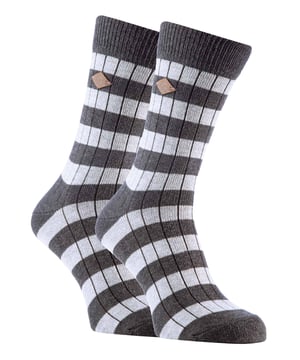 Calcetines Farah 1920 Leisure Striped Boot Un par de calcetines cómodos y con estilo es una parte esencial de cualquier conjunto. Estos calcetines para botas Farah 1920 Leisure son una gran elección para su colección, ya que vienen en una variedad de combinaciones de colores en rayas gruesas y atrevidas que se adaptan a cualquier preferencia de color o atuendo. Estos calcetines están compuestos en un 73% de algodón con poliéster entretejido para reforzar el punto del calcetín. Al ser ricos en algodón, estos calcetines son cómodos y suaves en contacto con el pie, al tiempo que ofrecen los beneficios asociados al uso de calcetines de algodón. Tienen la icónica "F" de Farah bordada en los calcetines en una lengüeta cosida con el logotipo. Todos los colores disponibles tienen rayas gruesas para un look clásico, disponibles en 6 combinaciones de colores diferentes. Gracias al grueso punto de algodón de estos calcetines y a su ligero canalé, son ideales para llevar con ropa informal o con botas de moda. Esto se debe a que se adaptan más cómodamente a las botas que los calcetines finos de algodón normales. Cualquiera que busque un par de calcetines cómodos y a la moda en un solo paquete los encontrará con estos calcetines. Disponibles en un paquete de 2 pares, están disponibles en 6 combinaciones de colores. Son de la talla 6-11 UK 7-12 US 39-45 EUR para hombre y la composición del material es 73% Algodón, 24% Poliéster, 2% Poliamida, 1% Elastano. Detalles adicionales del producto - Paquete de 2 pares - Con la marca Farah - Calcetines de bota - Rayas gruesas y atrevidas - Algodón - 6-11 UK 7-12 US 39-45 EUR - 6 colores disponibles - 73% Algodón, 24% Poliéster, 2% Poliamida, 1% Elastano - Lavables a máquina