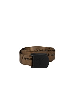Esta elegante correa de cuero es el complemento perfecto para un guardarropa casual, que combina un diseño de moda con funcionalidad. 
La sólida hebilla con logotipo no solo garantiza un cierre fácil y seguro, sino que también es un elemento decorativo distintivo. 
La sutileza pero visible impresión del nombre de la marca en toda la longitud de la correa añade un carácter prestigioso y es reconocible para los amantes de la moda. 
Gracias al uso de tejido de alta calidad, esta correa garantiza durabilidad y resistencia, incluso con un uso diario.