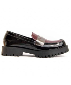 Mocasín de plataforma para mujer. Calce cómodo. Plantilla acolchada de piel natural. Fabricado por otras marcas para nuestra marca. Medidas aproximadas: 4 cm de tacón y 2 cm de plataforma.