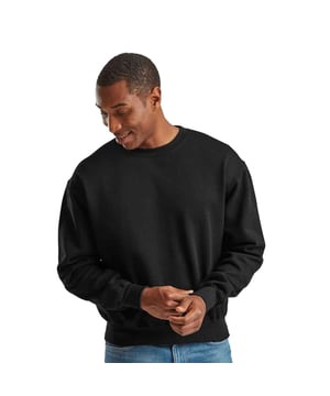 70% Baumwolle, 30% Polyester. Gewebe: angeraute Fleece-Innenseite. Design: Unifarben. GSM (Gramm pro Quadratmeter): 405. Saum: gerippt. Rundhalsausschnitt. Überschnittene Schulter, Ausschnitt mit Band, Abreiß-Etikett. Langärmlig, Eingesetzt. Bündchen: gerippt. Passform: Klassisch. Zum Überziehen. Nachhaltigkeit: Amfori-Freigabe, Better Cotton Initiative, BSCI, Verein für faire Arbeit, Oeko-Tex Standard 100 zertifiziert, WRAP Zertifikat. S: 93,98 cm. M: 102 cm. L: 109 cm. XL: 116,84 cm. XXL: 124,46 cm. 3XL: 132 cm. 4XL: 139,7 cm.
