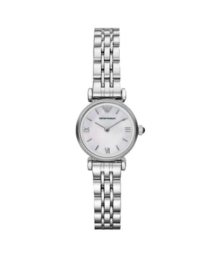 Stilvolle und anspruchsvolle Damen, diese Uhr von Emporio Armani wird sicher Ihr neuer Favorit! Die Damenuhr AR1763 mit Perlmutt-Zifferblatt aus Edelstahl hat ein 22-mm-Edelstahlgehäuse mit einem wunderschönen Perlmutt-Zifferblatt. Die klassische analoge Anzeige verleiht Ihnen mühelos elegantes Aussehen, während das Quarzwerk für präzise Zeitmessung sorgt. Diese wunderschöne Damenuhr von Emporio Armani wird komplett in einer Geschenkbox geliefert, sodass sie sofort nach dem Auspacken Eindruck macht!