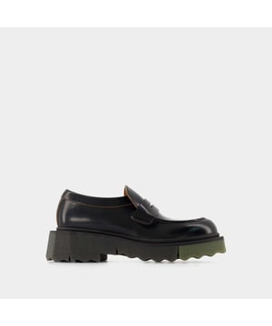 Die schwammige Sohle dieser Loafers von Off White liegt voll im Trend. Ein ikonisches Paar, das alle Ihre Looks aufwertet. Farben: Schwarz - Schwarz Military. Hauptmaterial: glattes Kalbsleder. Sohle: Gummi. Passform: größengetreu - Größenanpassung: italienisch. Verschluss: zum Hineinschlüpfen. Zehenform: rund. Passform: größengetreu - Größe: europäisch.