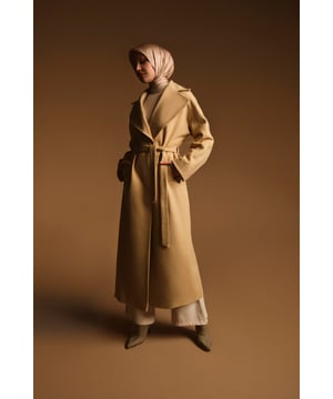 Armine staat bekend als een merk met elegante ontwerpen en hoogwaardig vakmanschap, en biedt exclusieve collecties die de unieke stijl van elke vrouw weerspiegelen. Door het combineren van verfijning en comfort zijn de producten van Armine ontworpen om te voldoen aan de behoeften van moderne vrouwen. Met premium stoffen en nauwkeurige stikdetails zorgen ze voor langdurig gebruik, terwijl een breed scala aan kleuren en modellen ze aanpasbaar maakt aan elke stijl. Door het samenvoegen van klassieke en moderne lijnen in de mode, biedt Armine opties om uw elegantie te versterken
