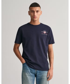 Crafted in 100% cotton, this T-shirt from GANT is designed for a regular fit. The perfect casual piece, it features short sleeves, a classic crew neck and an '80s archive-inspired GANT shield graphic embroidered at the chest. 

Regular fit
Crew neck
Short sleeves
Contrast colored neck tape
GANT graphic embroidered at chest

 100% cotton 

2067004
 
 