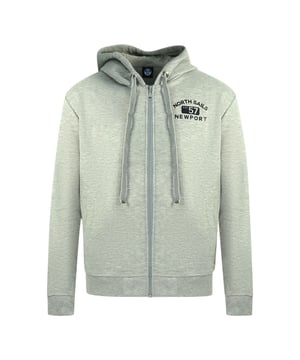 North Sails Logo Grey Zip Sweater Jacke. North Sails Logo Zip Pullover Jacke. Elastische Bündchen, Hals und Taille, Reißverschluss, gedrucktes Branding auf der linken Brust. Sweatshirt aus 80% Baumwolle, 20% Polyester, zwei Vordertaschen, Markenemblem auf der linken Schulter. Normale Passform, fällt größengerecht aus. Style Code: 9022990926