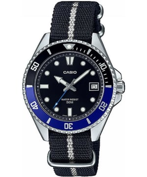 Este reloj analógico de la colección Casio para unisex es la pieza de tiempo perfecta para usar o regalar. Su caja redonda de 36 mm en plata combinada con la cómoda correa de tela negra te asegurará disfrutar de esta impresionante pieza sin ningún compromiso. Operado por un movimiento de cuarzo de alta calidad y resistente al agua hasta 5 bares, tu reloj seguirá funcionando. Este reloj deportivo y a la moda es un regalo ideal para Año Nuevo, cumpleaños, Día de San Valentín, entre otros. Este reloj analógico cuenta con una función de calendario: fecha, manecillas luminosas y números luminosos. Correa de tela negra de alta calidad de 20 cm de longitud y 15 mm de ancho con hebilla. Diámetro de la caja: 36 mm, grosor de la caja: 10 mm, color de la caja: plata y color de la esfera: negro.