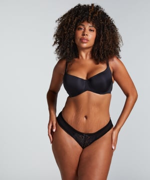 Deze brazilian geeft je een geweldig gevoel! Hij heeft kant en sexy uitgesneden details. Combineer het met je favoriete bh.