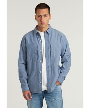 Das Cooper Chambray ist ein Regular-Fit-Overshirt mit zwei Brusttaschen, Knopfverschluss und einer gewebten Struktur. Gefertigt aus atmungsaktivem Stoff mit weichem Tragegefühl und charakteristischen Back-Cut-and-Sew-Details.
