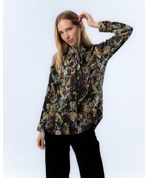 La camisa paisley Julieta te envolverá en la alegría del otoño. Con su estampado paisley en tonos vivos y sus detalles aterciopelados, esta blusa es ideal para dar vida al otoño.
 
 
 
 
 
 
 
 Camisa con cuello solapa. 
 
 
 
 Cierre frontal con botones. 
 
 Manga larga acabada en puño con ribete dorado. 
 
 Interior del puño en terciopelo en contraste. 
 
 Tejido satinado. 
 
 Estampado paisleys.