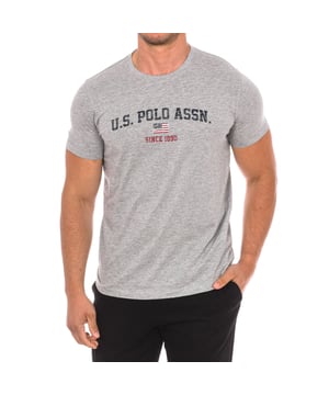 Camiseta de manga corta U.S. POLO ASSN.
Cuello redondo con acabado acanalado.
Estampado de la marca en el frontal.
Costuras vistas a tono.
 Composición: 100% Algodón
 Cuidados:
Lavar a temperatura máxima 30º.
Planchar a baja temperatura.
No usar lejía.
No usar secadora.
No lavar en seco.