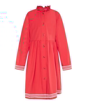 Dieses Kinderkleid strahlt mit seinem hohen, drapierten Kragen und dem Knopfverschluss vorne einen maritimen Look aus. Die langen Ärmel sind mit einem gemusterten Bündchen versehen, das zum Besatz am Saum passt. Knielanges, ausgestelltes Kleid. Perfekt für kleine Modeliebhaber. Dieses Produkt ist Teil der Kids-Kollektion.  Kleid